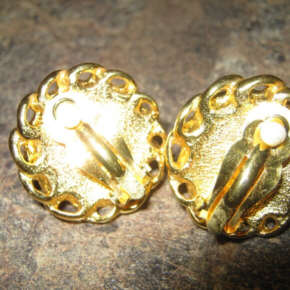 Vintage Carolee Pearl Gold Clip Earrings. - Picture 3 of 4